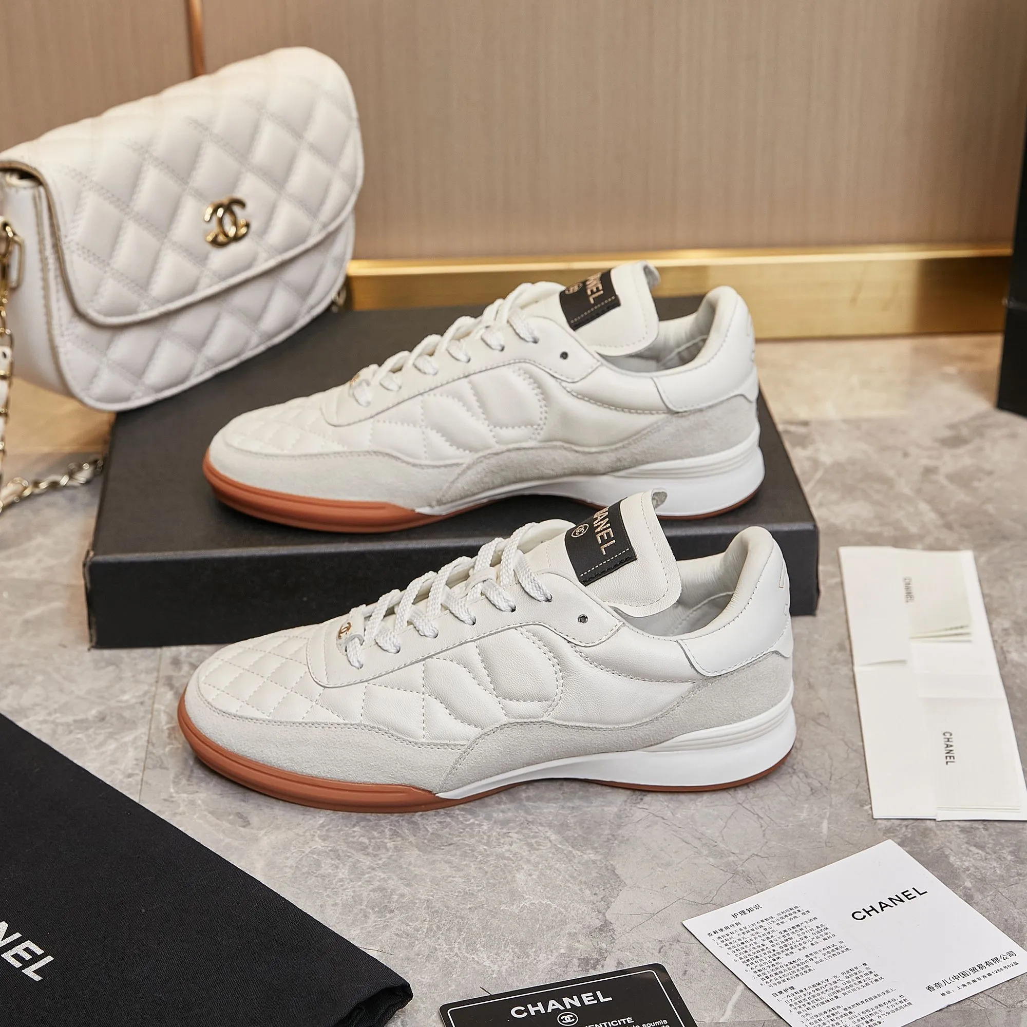 👟👟Ex-factory price 560👟👟 Chanel Chanel - 2024 counter top casual sports shoes This classic design; the upper is electro-embroidered with a variety of techniques; the outsole is fashionable and sporty; it is unusual to incorporate a variety of color matching elements... The diversified mix and match is very beautiful and versatile, casual, fashionable, sports and outdoor can be taken into account... ꫛꫀꪝ Go➫ Material: ❶Upper is made of: Original imported mixed-breed sheep ❷Inside made of: original imported breathable sheepskin ❸Outsole based on: original TPU outsole Full set of boutique packaging for women 35–41